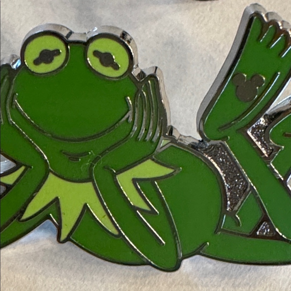 Disney MUPPETS KERMIT THE FROG GREEN STORY PIN - Hidden Mickey 2025 World Wave B - Picture 5 of 5